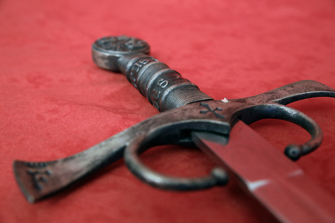 Espada de Cristóbal Colón, descubridor de América, en latón plateado, customizable online y con posibilidad de grabados al ácido en Espadas de Toledo online