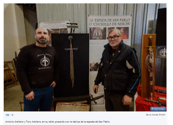 Antonio Arellano y Tony Arellano en el taller de espadas artesanales de Toledo
