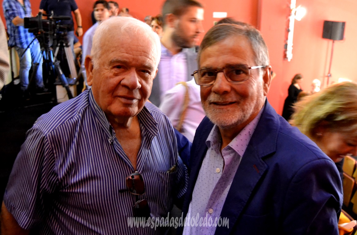 Imagen de los Premios al Mérito Artesano 2019 en Farcama. Antonio Arellano junto al maestro artesano damasquinador Mariano San Félix.