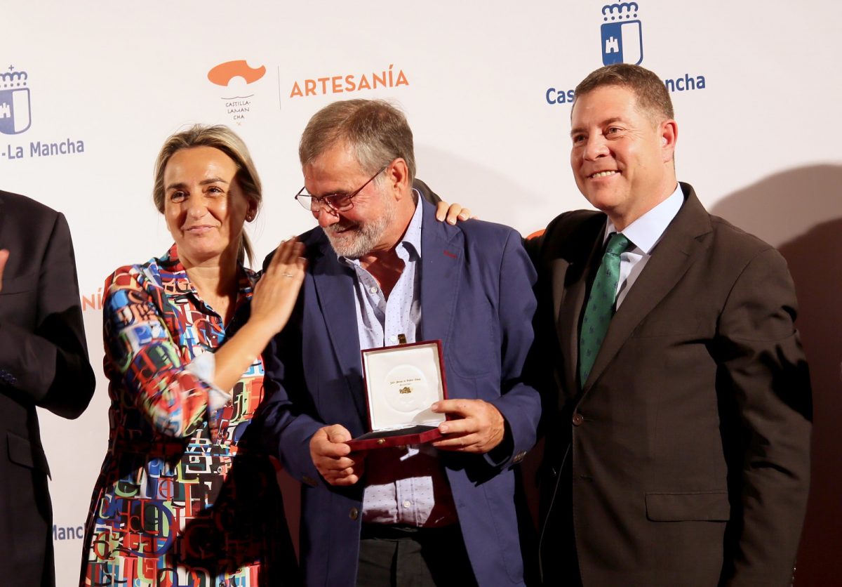 Imagen de los Premios al Mérito Artesano 2019 en Farcama. Antonio Arellano posa con la Medalla al Mérito Artesano junto al presidente regional Garcia-Page y la Alcaldesa de Toledo Milagros Tolón.