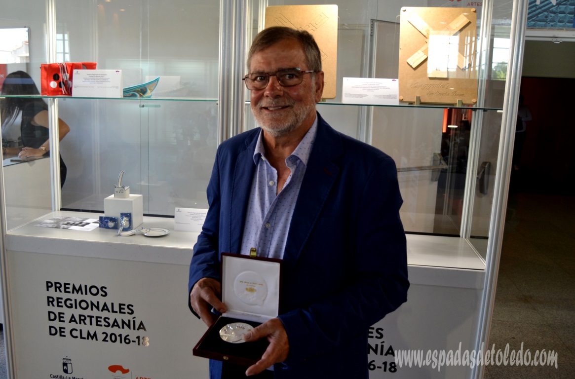 Imagen de los Premios al Mérito Artesano 2019 en Farcama. Antonio Arellano con su Medalla al Mérito Artesano.