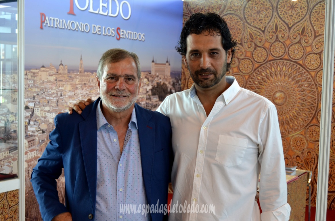 Imagen de los Premios al Mérito Artesano 2019 en Farcama. Antonio Arellano junto al maestro artesano damasquinador Oscar Martín Garrido.