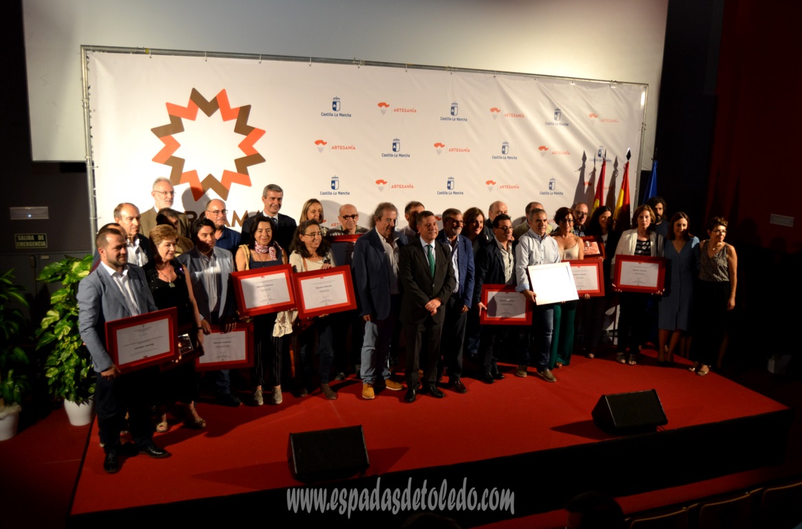 Imagen de los Premios al Mérito Artesano 2019 en Farcama. Foto de familia de todos los premiados.