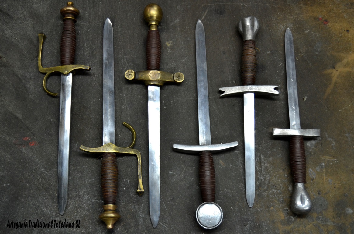 Espadas, armamento y productos adaptados para Teatro, Cine, y Televisión. Dagas de los personajes principales de la serie Still Star Crossed