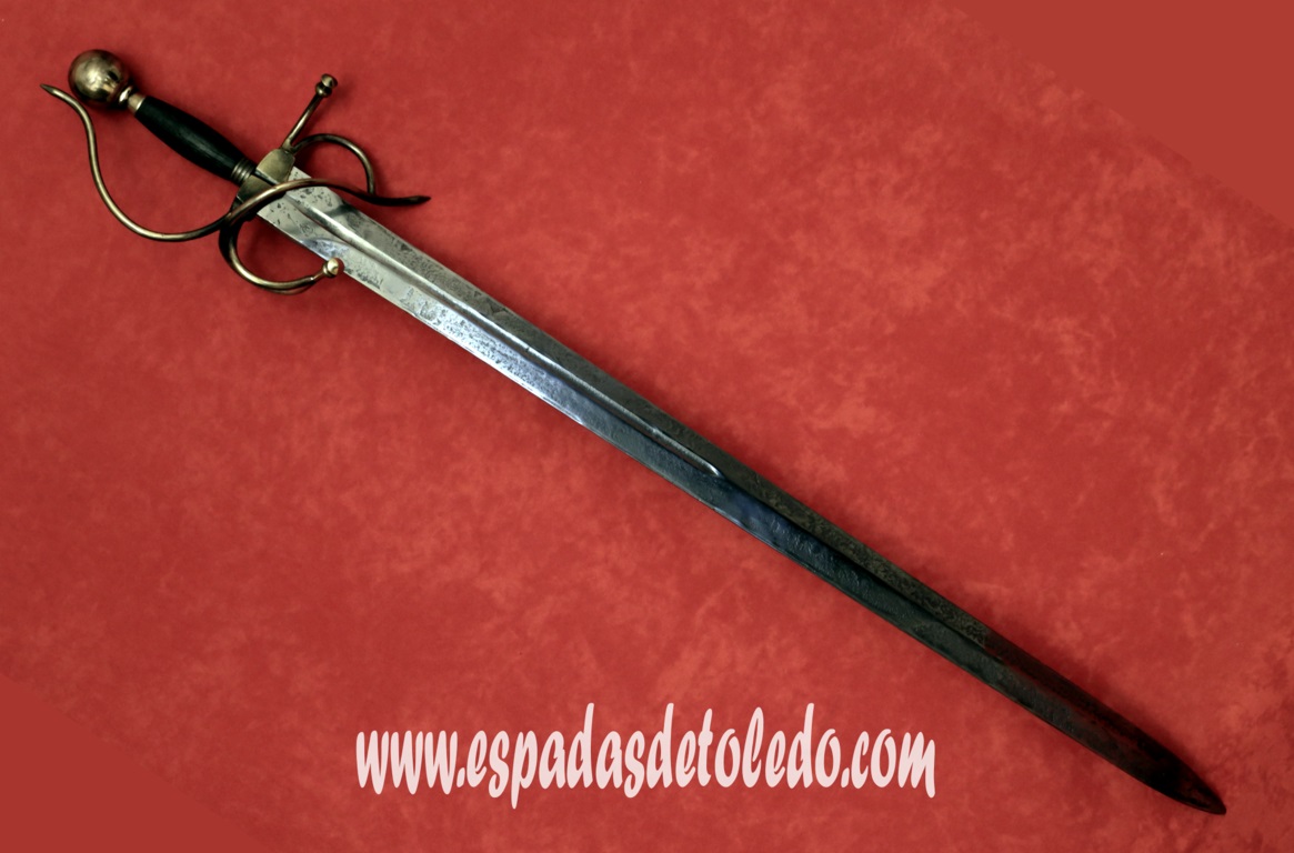 Espada de Alfonso X con guarnición de latón y acabado rústico. 8% de descuento.