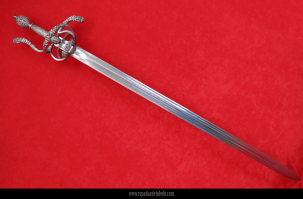 La espada de la foto corresponde con guarnición en latón y acabado plateado.